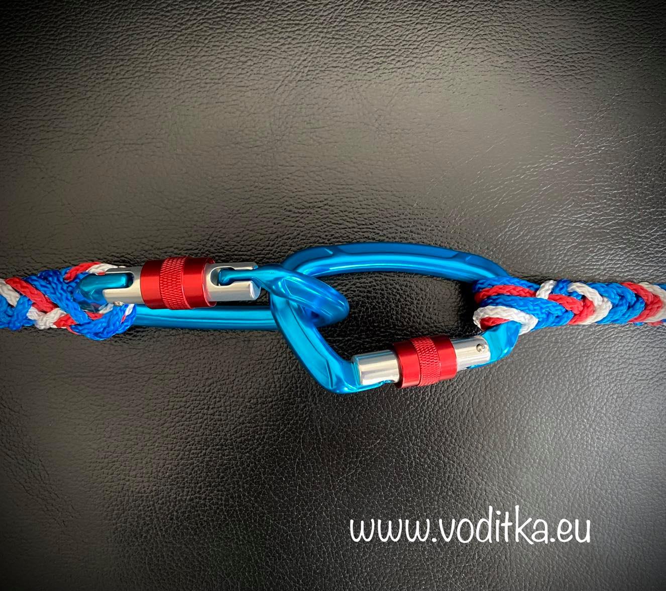 Pletené přepínací vodítko_ruská trikolóra, včetně 2 ks Alu karabin s pojistkou